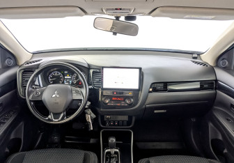 Подержанный автомобиль Mitsubishi Outlander 2018 года (14 фото)
