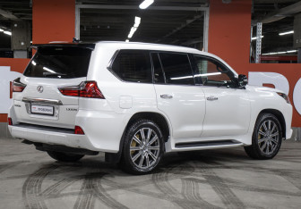 Подержанный автомобиль Lexus LX 2016 года (5 фото)