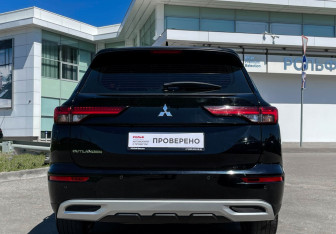 Подержанный автомобиль Mitsubishi Outlander 2023 года (6 фото)