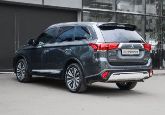 Подержанный автомобиль Mitsubishi Outlander 2019 года (6 фото)