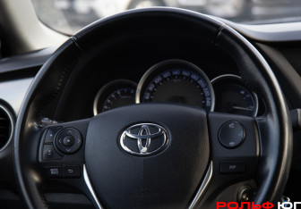 Подержанный автомобиль Toyota Auris Hatchback 2014 года (13 фото)