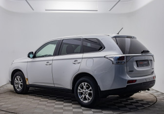 Подержанный автомобиль Mitsubishi Outlander 2012 года (3 фото)