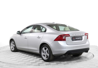 Подержанный автомобиль Volvo S60 2011 года (7 фото)
