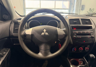 Подержанный автомобиль Mitsubishi ASX 2011 года (14 фото)