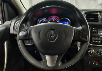 Подержанный автомобиль Renault Sandero 2016 года (12 фото)