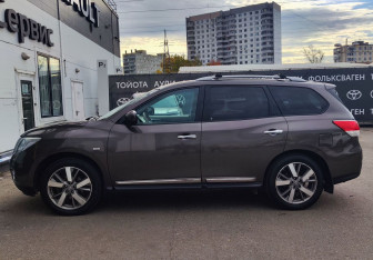 Подержанный автомобиль Nissan Pathfinder 2015 года (8 фото)