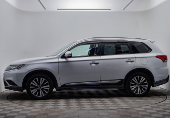 Подержанный автомобиль Mitsubishi Outlander 2020 года (8 фото)