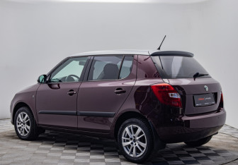 Подержанный автомобиль Skoda Fabia Hatchback 2012 года (3 фото)