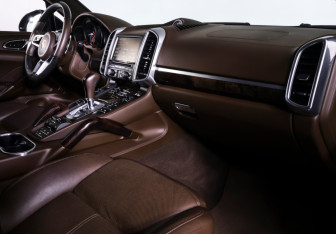 Подержанный автомобиль Porsche Cayenne 2015 года (10 фото)