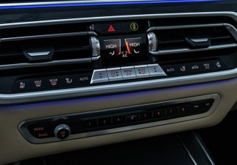 Подержанный автомобиль BMW X7 2021 года (20 фото)