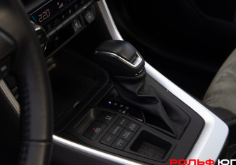 Подержанный автомобиль Toyota RAV4 2025 года (13 фото)
