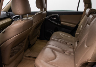 Подержанный автомобиль Toyota RAV4 2011 года (11 фото)