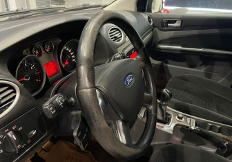 Подержанный автомобиль Ford Focus Sedan 2008 года (13 фото)
