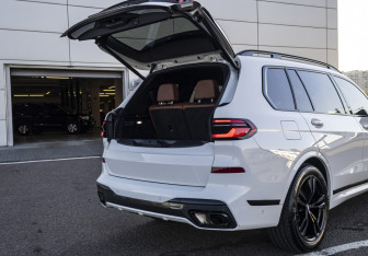 Подержанный автомобиль BMW X7 2022 года (25 фото)