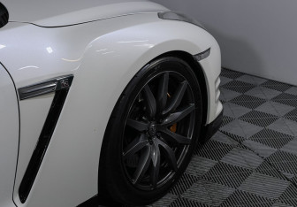 Подержанный автомобиль Nissan GT-R 2011 года (37 фото)