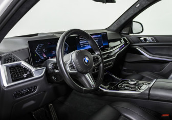 Подержанный автомобиль BMW X7 2022 года (11 фото)