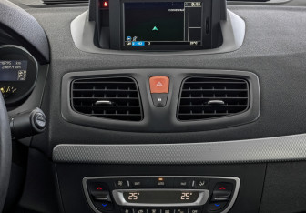 Подержанный автомобиль Renault Fluence 2011 года (17 фото)