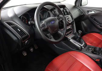 Подержанный автомобиль Ford Focus Hatchback 2013 года (9 фото)
