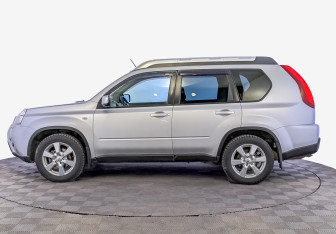 Подержанный автомобиль Nissan X-Trail 2011 года (8 фото)