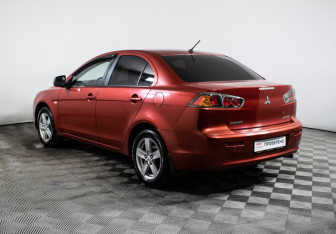 Подержанный автомобиль Mitsubishi Lancer Sedan 2010 года (7 фото)