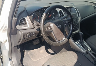 Подержанный автомобиль Opel Astra Hatchback 2012 года (13 фото)