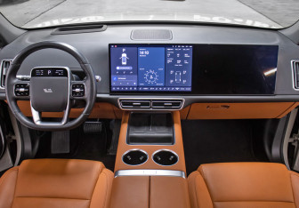 Подержанный автомобиль LiXiang L6 2024 года (15 фото)