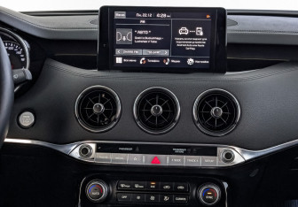 Подержанный автомобиль Kia Stinger 2023 года (17 фото)