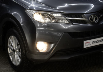 Подержанный автомобиль Toyota RAV4 2013 года (19 фото)
