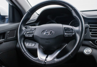 Подержанный автомобиль Hyundai Elantra Sedan 2019 года (15 фото)