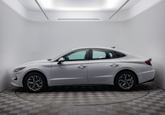 Подержанный автомобиль Hyundai Sonata 2021 года (8 фото)
