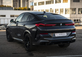 Подержанный автомобиль BMW X6 2021 года (8 фото)