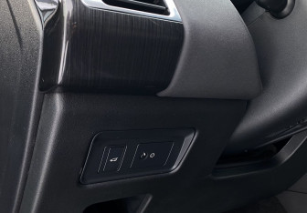 Подержанный автомобиль Land Rover Discovery 2017 года (23 фото)