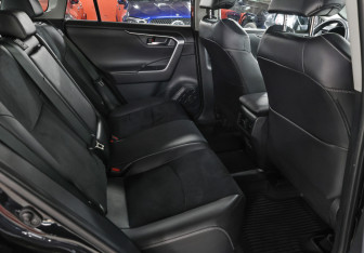 Подержанный автомобиль Toyota RAV4 2021 года (12 фото)
