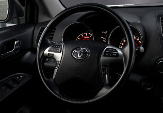 Подержанный автомобиль Toyota Highlander 2011 года (14 фото)