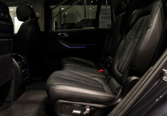 Подержанный автомобиль BMW X7 2020 года (10 фото)
