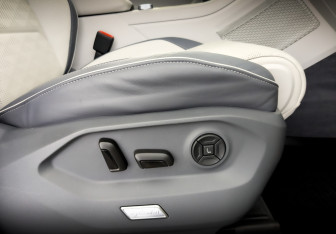 Подержанный автомобиль Volkswagen Touareg 2022 года (25 фото)