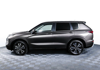 Подержанный автомобиль Mitsubishi Outlander 2022 года (3 фото)