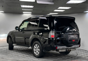 Подержанный автомобиль Mitsubishi Pajero 2015 года (22 фото)