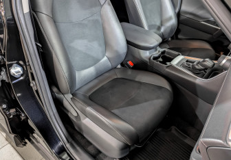 Подержанный автомобиль Toyota RAV4 2021 года (23 фото)