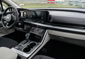 Подержанный автомобиль Kia Carnival 2021 года (9 фото)