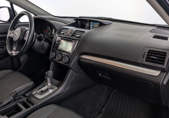 Подержанный автомобиль Subaru XV 2012 года (13 фото)