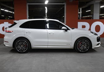 Подержанный автомобиль Porsche Cayenne 2021 года (4 фото)