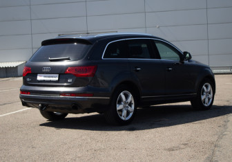 Подержанный автомобиль Audi Q7 2014 года (5 фото)