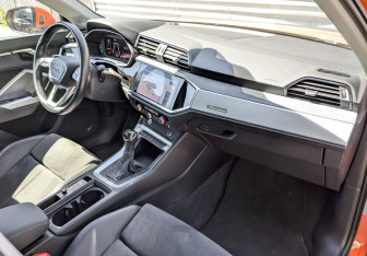 Подержанный автомобиль Audi Q3 2018 года (11 фото)