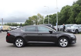 Подержанный автомобиль Skoda Superb Liftback 2015 года (4 фото)