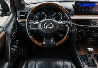 Подержанный автомобиль Lexus LX 2017 года (10 фото)