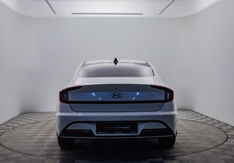 Подержанный автомобиль Hyundai Sonata 2022 года (6 фото)