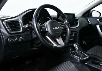 Подержанный автомобиль Kia Ceed Wagon 2021 года (10 фото)