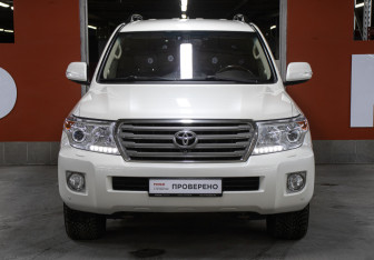 Подержанный автомобиль Toyota Land Cruiser Suv 2013 года (2 фото)