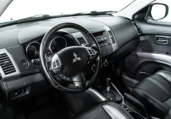 Подержанный автомобиль Mitsubishi Outlander 2012 года (6 фото)